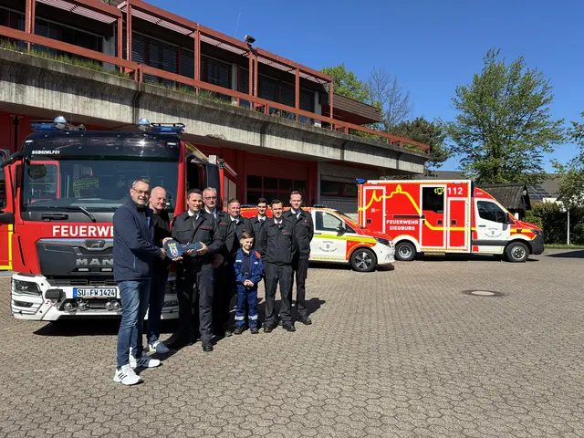 Bürgermeister Stefan Rosemann (links) übergibt den symbolischen Fahrzeugschlüssel an Daniel Winterscheid (Leiter der Feuerwehr). Zwischen den beiden steht Dezernent Bernd Lehmann. Die weiteren Vertreter der Feuerwehr sind (von links), Jan Platvoet (Sachgebietsleiter Technik), Sascha Franke und Dominik Simons (beide Mitglied der Löschgruppe Brückberg), Daniel Klein und Leon Schiffbauer (beide stellvertretende Löschgruppenführer Brückberg). Ben Franke vertritt die Jugendfeuerwehr. | Foto: Kreisstadt Siegburg