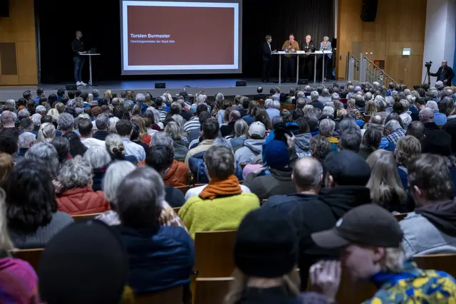 Großes Interesse hatten Bürger an der Infoveranstaltung zum geplanten Suchthilfezentrum am Perlengraben in der Aula des Berufskollegs Perlengraben im Januar.  | Foto: Michael Bause