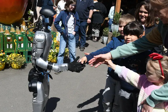Die Kinder hatten keine Scheu vor HAInrich. | Foto: Foto: Brodüffel