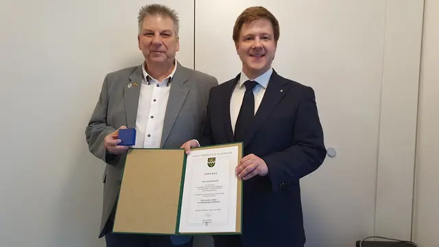 Der stellvertretende Bürgermeister Corvin Kochan (r.) überreichte die Ehrennadel der Stadt an Frank Buchwald (l.). Foto: Stadt Bergisch Gladbach