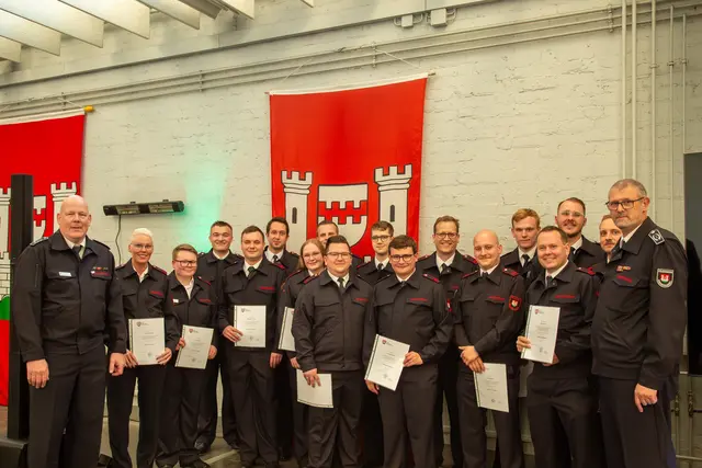 Beförderte von Feuerwehrfrau/-mann zu Oberfeuerwehrfrau/-mann | Foto: Feuerwehr
