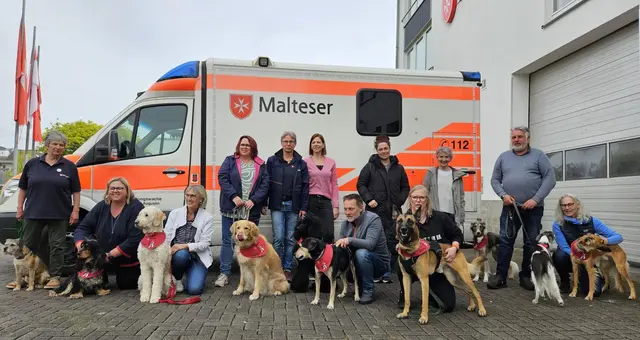 Neun neue Mensch-Hund-Teams gibt es bei den Maltesern in Hennef.  | Foto: Malteser  Hennef 