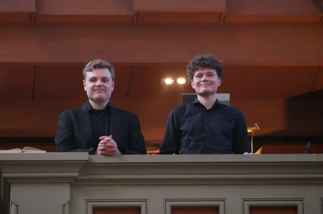 Viel Applaus zum Abschluss für "Knopf und Pfeife", für den Akkordeonisten Nepomuk Golding und den Organisten Hannes von Bargen auf der Orgelempore.  | Foto: Anita Brandtstäter 