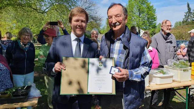 Der Stellvertretende Bürgermeister Corvin Kochan (l.) überreichte die Ehrennadel der Stadt in Silber an Dieter Roth. Foto: Stadt Bergisch Gladbach. 