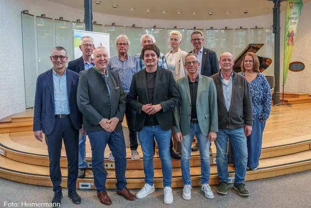Hajo Noppeney (l.) und Mario Dahm (vo., 3.v.l.) mit den neun ausgezeichneten Trägern der Hennefer Sportehrennadel. | Foto: Heimermann