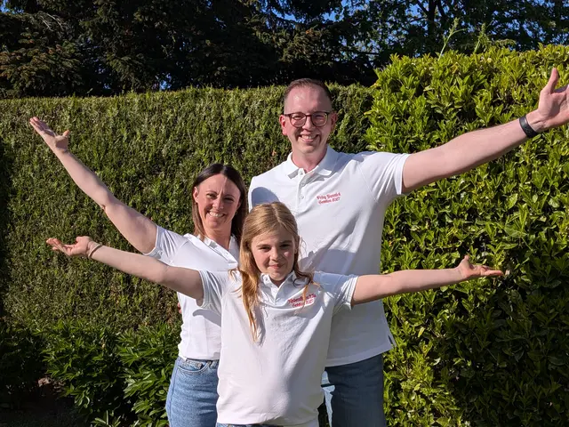 Drei auf einen Streich: Yannick Berg, Sabrina Schneider und Ella Schiffer wollen den Alfterer Narrenthron erstürmen.
 | Foto: Frank Engel-Strebel