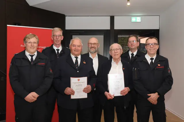 Manfred Geilenberg (3.v.l.) und Wolfgang Klos (3.v.r.) wurden für ihre 70- bzw. 60-jährige Mitgliedschaft in der Feuerwehr von Wilhelm Weber (v.l.) Sascha Polke, Thomas Hellbusch, Mathias Schneider und Michael Schlößer geehrt | Foto: Michael Kupper