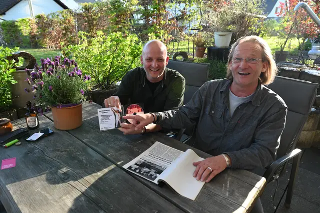 Stefan (l.) und Christoph Ludwig von der Kultband „Dosenmilch“ erinnern sich gerne an ihren ehemaligen Bandkollegen „Gonzo“ Guido Breuer. Ihm zu Ehren und anlässlich seines 15. Todestages organisierten sie das Memorial-Konzert. | Foto: Herkenrath
