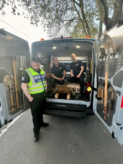 Von links: Mike Kaledat (Einsatzleiter Ordnungsamt Stadt Köln), Marcel Biewald und Christoph Wassenberg (Kampfmittelbeseitigungsdienst) nach erfolgreicher Entschärfung des Blindgängers. | Foto: Stadt Köln/Tim Walther