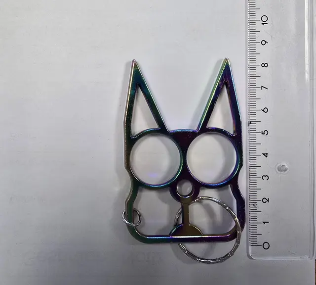 Auf den ersten Blick ein Katzen-Schlüsselanhänger, doch der Gegenstand kann auch als Schlagring genutzt werden. | Foto: Bundespolizei 