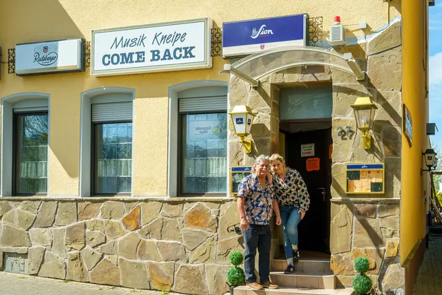 Wirt Wolf Sternal und seine Frau Ute vor der Musikkneipe. | Foto: Heimermann