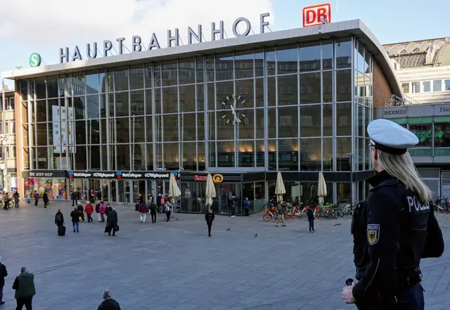 Eine Bundespolizistin blickt auf den Kölner Hauptbahnhof. | Foto: Bundespolizei