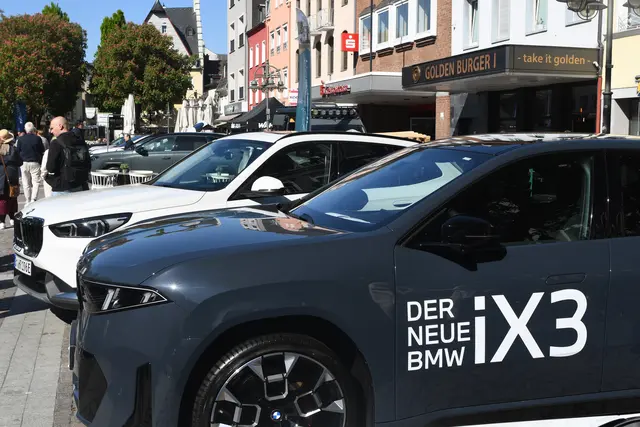 Bei Mobiles Brühl konnten sich die vielen Besucher über neue technologische Entwicklungen informieren. | Foto: Foto  Brodüffel 