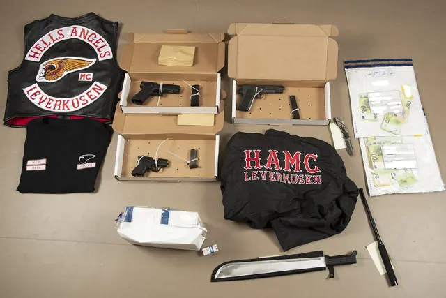 Einige der sichergestellten Gegenstände: Schuss- und PTB-Waffen, Messer und Macheten, Schlagstöcke, Kutten und weitere Devotionalien sowie Bargeld. | Foto: Polizei NRW