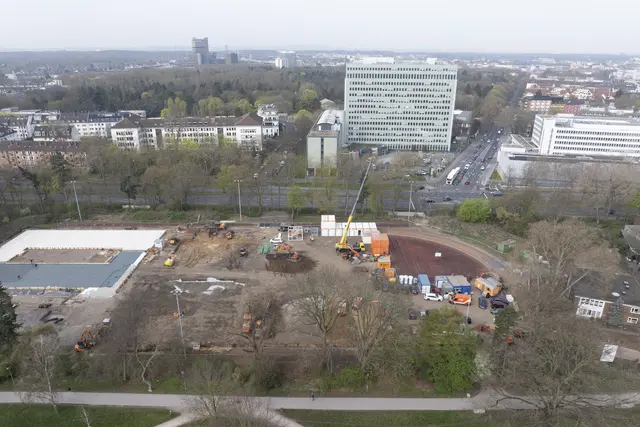 Eine von vielen Baustellen in Köln. Auf dem Sportplatz des Gymnasium Kreuzgasse wird gebaut. Hier entsteht derzeit ein Interim der Schule für die Zeit der Sanierung des eigentlichen Schulgebäudes.  | Foto: Uwe Weiser