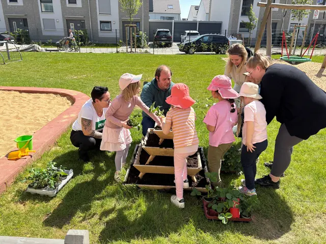 Nachhaltige Bildung: (v.l.) Gabi Pannes, Kevin Andel und Damaris Schlich bepflanzen mit Kindern der Kita Entdeckermühle eine Erdbeerpyramide   | Foto: Andrea Floß