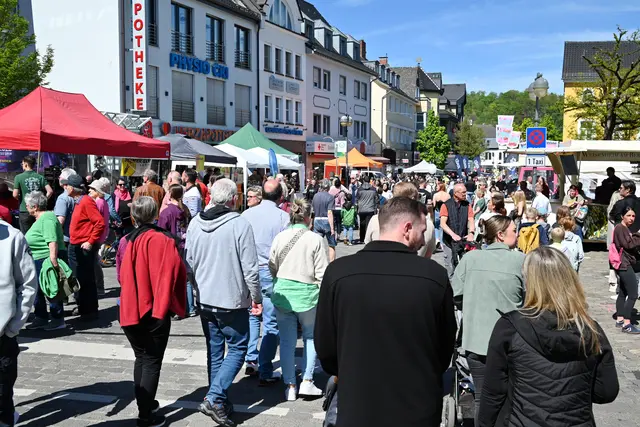 Bei hervorragendem Wetter präsentierte sich der „Eitorfer Frühling“ und sorgte für gut besuchte Gaststätten und Eiscafés. | Foto: Herkenrath