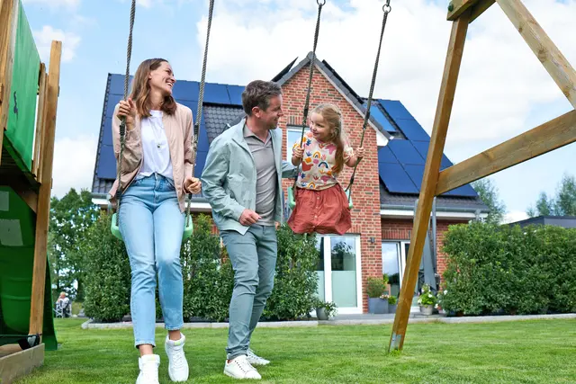 Der durchschnittliche PV-Ertrag in Deutschland reichte 2025 annähernd für eine dreiköpfige Familie inklusive Wärmepumpe und E-Auto. Foto: DJD/E.ON/Malte Braun