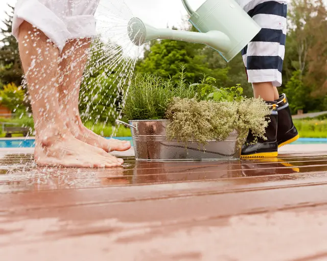 Der nächste Sommer kann kommen: Terrassendielen aus Verbundmaterialien kann weder Trockenheit noch Dauernässe etwas anhaben. Foto: DJD/www.megawood.com