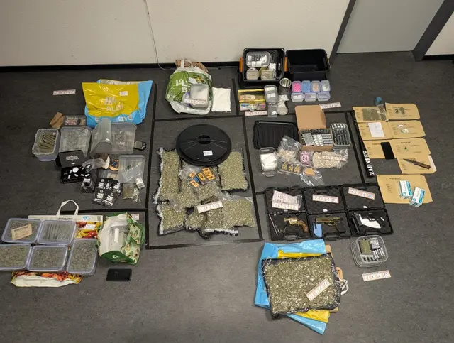 Sichergestellte Drogen und weitere Utensilien eines Drogendealers
