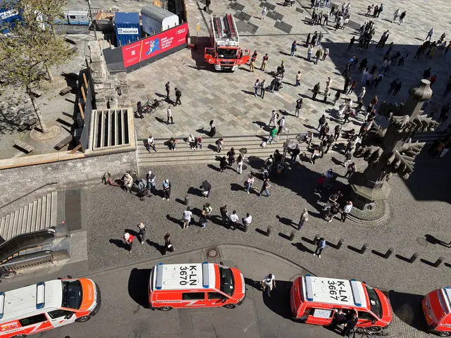 Die Feuerwehr Köln rückte unter dem Einsatzstichwort "Feuer 4" mit einem Großaufgebot aus. Schaulustige beobachteten den Einsatz aus nächster Nähe. | Foto: Arton Krasniqi