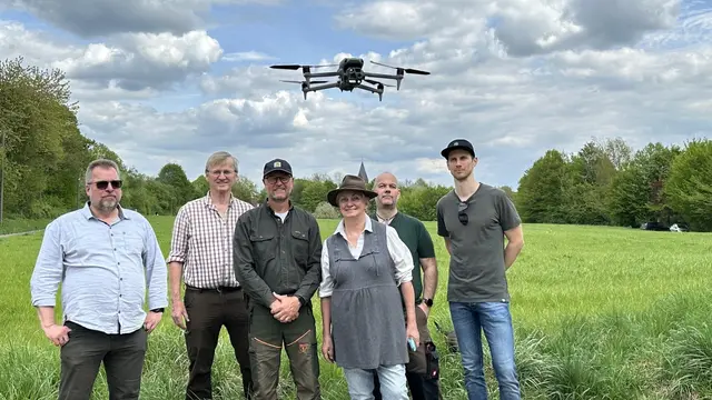 Um möglichst viele Kitze vor dem Tod durch Ausmähen zu bewahren, setzt die Jägerschaft auf Drohnen mit Wärmebildkameras. Foto: D. Reiser-Dünner