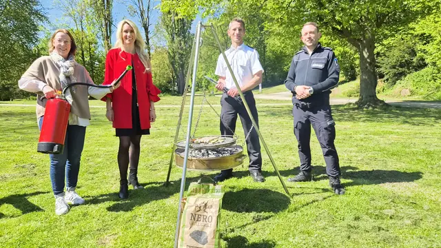 Zum Start in die Grillsaison erläuterten (v. r.):  Marcus Richter, Leiter Kommunaler Ordnungsdienst (KOD), Jörg Hempel, Brandoberinspektor Feuerwehr Leverkusen, Anika Hagt, AVEA-Geschäftsführerin und Angelika Orttmann, Disponentin JOB Service Beschäftigungsförderung Leverkusen (JSL) für „Sauberes Leverkusen", wie man sicher grillt, was an nachhaltigen Leckereien auf den Grill passt und wohin Abfälle und Grillreste gehören. Foto: Gabi Knops-Feiler 