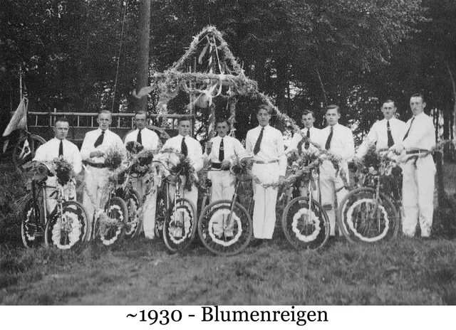 Mitglieder des RSC Alpenrosen präsentieren in den Anfängen Blumenreigen und verschiedene Vorführungen auf dem Fahrrad. Foto: RSC Alpenrose