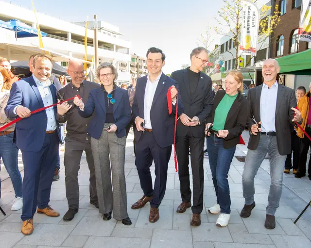 Das symbolische Durchschneiden des Bandes zur offiziellen Eröffnung der Schloßstraße (v.l.): Landtagsabgeordneter Martin Lucke, IBH-Vorsitzender Klaus Molitor, NRW-Bauministerin Ina Scharrenbach, Bürgermeister Marcel Kreutz, Beigeordneter Ragnar Migenda, Stadtplanungsleiterin Helge Mehrtens und Planen-Bauen-Fachbreichsleiter Dr. Marc Höhmann. Foto: Axel König