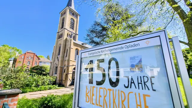 Obwohl die Glocken der Opladener Bielertkirche vor kurzem läuteten, sind die Bauarbeiten am Gotteshaus noch lange nicht beendet. Damit ist voraussichtlich erst 2027 zu rechnen. Foto: Gabi Knops-Feiler