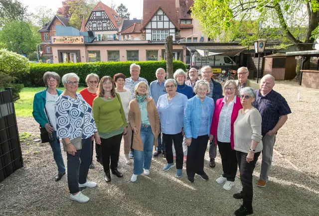 Ein Zusammensein nach 70 Jahren ist etwas Besonderes (vordere Reihe v.l.): Ulrike Gebele, Hildegard Nitschke, Marlis Thaeren, Barbara Bukowitz, Josefine Hartmann, Renate Grosspietsch und Gabi Bardel. Hintere Reihe v.l.: Elfriede Rösner, Hanni Schütze, Brigitte Wegener, Hartmut Grosspietsch, Karl-Heinz Domnick, Anne Trapmann (ehemalige Lehrerin der Katholischen Volksschule), Rainer Bläsius, Vladimir Puhl, Herbert Scharrenbroich und Josef Biber. Foto: Axel König