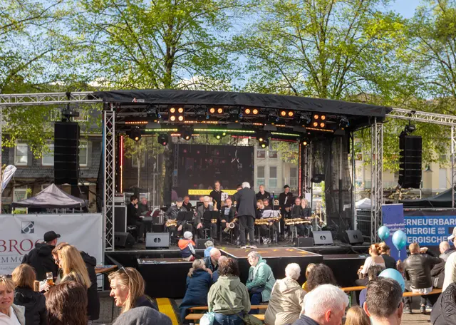 Auf dem Frühlingsfest gab es ein abwechslungsreiches Bühnenprogramm, wie zum Beispiel das Blasorchester Marialinden. Foto: Axel König