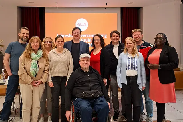 Der neue Vorstand der SPD Brühl: (v.l.) Jan S. Weber (Beisitzer), Hildegard Venghaus (Beisitzerin), Stefanie Lenz (Kassiererin), Paulina Krause (stellv. Vorsitzende), Karim Hayit (Vorsitzender), Janina Koch (stellv. Vorsitzende), Uli Wehrhahn (Schriftführer), Daniela Freytag (Beisitzerin), Robin Hastreiter (Beisitzer), Doris Mose (Beisitzerin). Vorne: Hanno Drebber (Beisitzer) | Foto: Foto: SPD Brühl