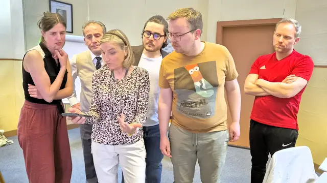 Mit sieben Darstellern setzt die Volksbühne auf eine vergleichsweise kleine Besetzung. Das verstärkt die Intensität des Spiels und rückt scheinbar zwischenmenschliche Konflikte stärker in den Fokus. Foto: Gabi Knops-Feiler