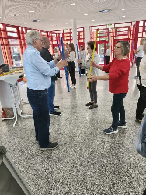 Bei einer Fachtagung anlässlich der Demenzwoche konnten die Teilnehmenden die positive Wirkung der Eurythmie selbst ausprobieren | Foto: Alzheimer Gesellschaft