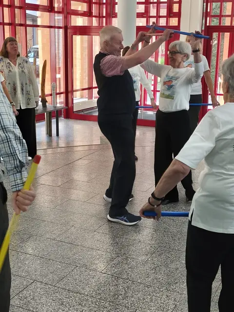 Iris Poloczek-Jordan (l.) bot bei einer Fachtagung im Kreishaus Eurythmie zum Mitmachen an.  | Foto: Alzheimer Gesellschaft