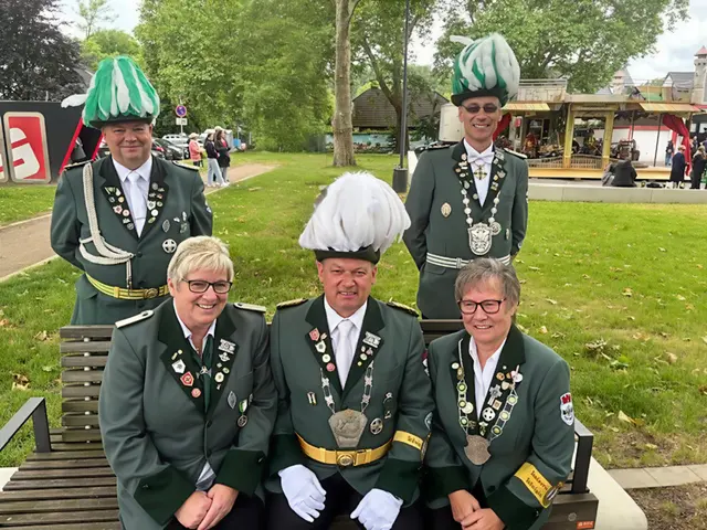 Die Würdenträger des Vorjahres, Kaiserpaar Monika und Peter Tietze (Mitte), freuen sich gemeinsam mit Kommandant Andreas Zimpel (links) und Schießmeister Boris Wiestroffer (rechts) auf das bevorstehende Schützenfest, wenn die Quettinger Sebastianer den Reigen der Schützenfestsaison 2026 eröffnen. Foto: Verein
