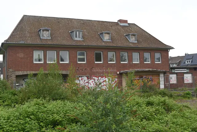 Verfallendes Gebäude, verwilderte Umgebung: Der ehemalige Bahnhof Hürth-Hermülheim ist ein zentral gelegener "Lost Place". | Foto: Foto: Brodüffel