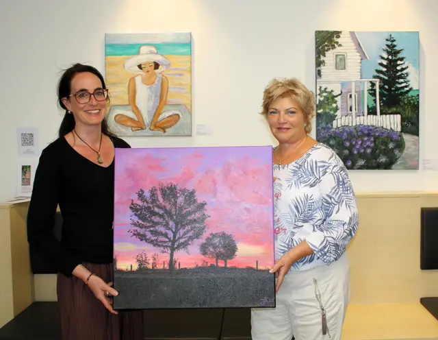 Pflegedirektorin Kerstin Weitzenkamp (l.) mit Jutta Klee bei der Ausstellungseröffnung | Foto: Helios Klinik Wipperfürth