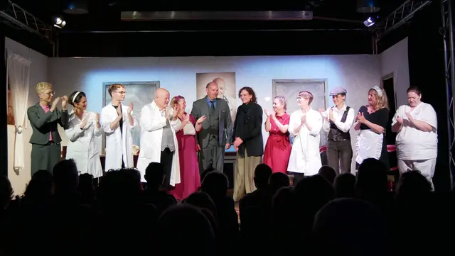 Schlussapplaus mit Regisseurin Babette Dörmer.  | Foto: Anita Brandtstäter