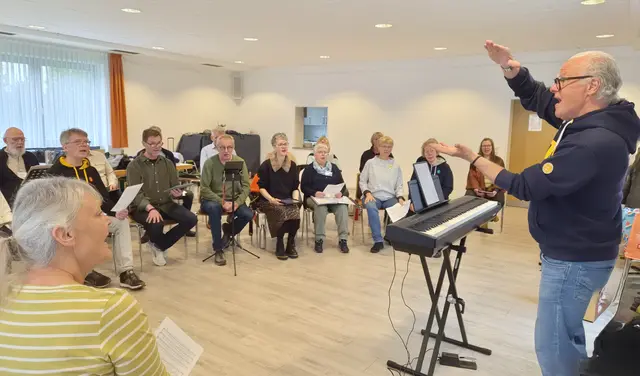 Was die „Levocals“ auszeichnet, ist neben der großen Freude am gemeinsamen Singen vor allem der Anspruch und die Begeisterung an musikalischer Qualität. Chorleiter Rolf Schmitz-Malburg (rechts) versteht es, den Chor entsprechend zu animieren. Foto: Gabi Knops-Feiler