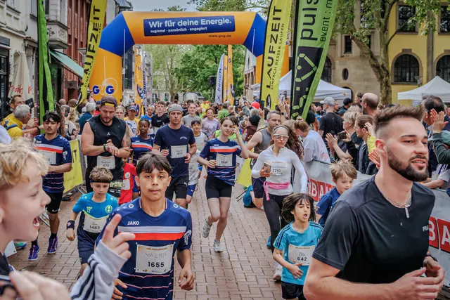 Rund 400 Frühlingsläufer mehr als im Vorjahr gingen diesmal in Frechen an den Start. | Foto: Bernd Hoffmann / BEAUTIFUL SPORTS