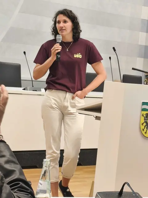 Umweltpädagogin Nicole Antoine berichete im Kreishaus anschaulich von den Tierbegegnungen für Menschen mit Demenz  | Foto: Alzheimer Gesellschaft
