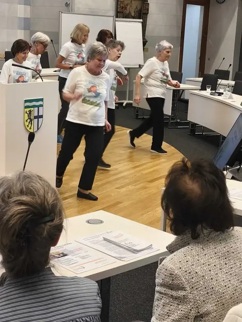 Die Hürther Gruppe Füreinander bietet Senioren-Erlebnistanz und eine Reha-Sportgruppe für Menschen mit und ohne Demenz | Foto: Alzheimer Gesellschaft