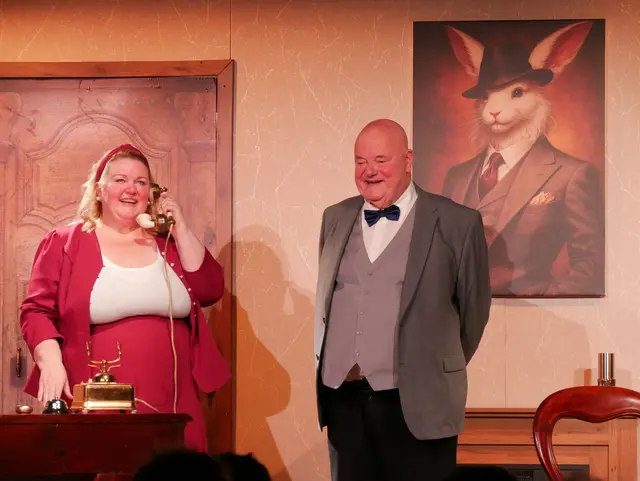 Elwood P. Dowd war da und hat das Bild der Mutter gegen eines von Harvey ausgetauscht - seine Schwester Veta Louise Simmons und Dr. William Chumley.  | Foto: Anita Brandtstäter
