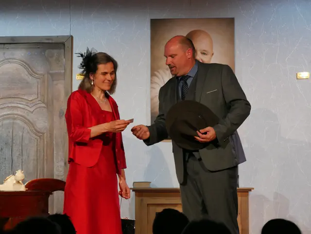 Elwood P. Dowd gibt gibt Mrs. Chumley seine Karte.  | Foto: Anita Brandtstäter