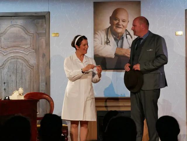 Elwood P. Dowd gibt Ruth Kelly seine Karte.  | Foto: Anita Brandtstäter