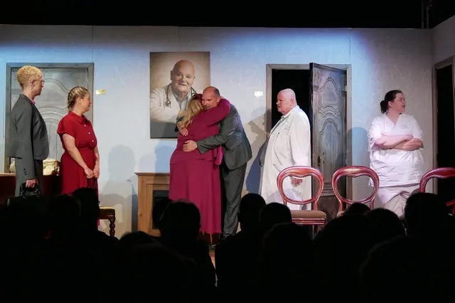 Die Familie entscheidet daraufhin anders: Die Geschwister Elwood P. Dowd und Veta Louise Simmons liegen sich in den Armen.  | Foto: Anita Brandtstäter
