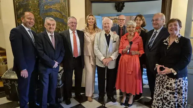 Sie alle setzen sich ein für die BürgerStiftungLohmar (von links): Bürgermeister Matthias Schmitz, Innenminister Herbert Reul, Vorstandsmitglied Joachim Schwellenbach, Vorsitzende Renate Krämer, Ehrenvorsitzender Helmut Otto, Vorstandsmitglied Reiner Krämer, Geschäftsführerin Gabriele Willscheid, stv. Kuratoriumsvorsitzende und Schlossherrin Tatjana v. la Valette, Kuratoriumsvorsitzender Friedhelm Lemmer und Vizelandrätin Ute Krupp 
  | Foto: BürgerStiftungLohmar