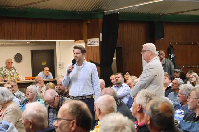 Axel Blüm vom Aggerverband (r.) hat das Mikrofon an den Grünen-Politiker Dr. Julian Münster übergeben. | Foto: Michael Kupper